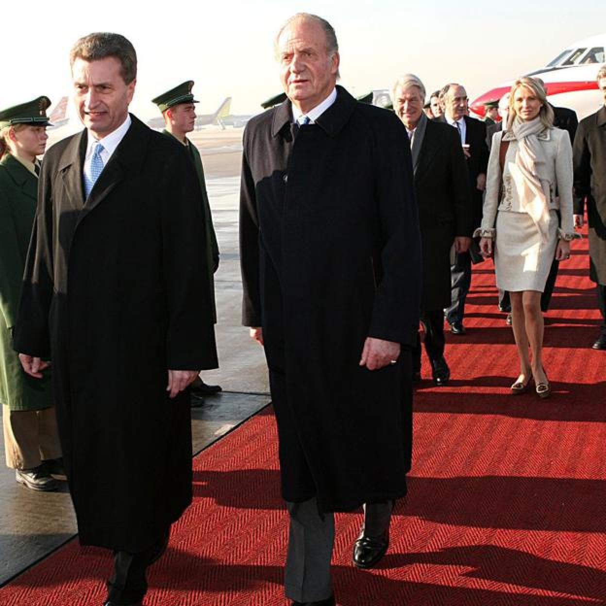 El rey Juan Carlos en una visita a alemania. Detrás suyo su amiga especial, Corinna Larsen. 