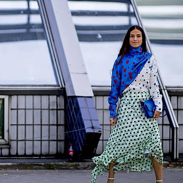 El vestido con estampado de lunares de H&M que te va a solucionar tus looks de nueva temporada porque queda de maravilla con botas