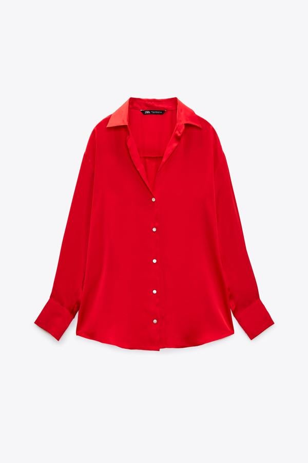 Camisa de cuello solapa con escote en V y manga larga fluida para looks formales. Es de Zara. Precio: 19,95 €.