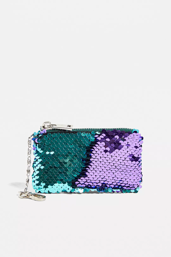 Bolso de lentejuelas bicolor que podrás usar a tu disposición en cualquiera de los dos. Un complemento idóneo para tus noches más fiesteras rodeada de amigas. Es de Urban Outfitters. Precio: 17 €.