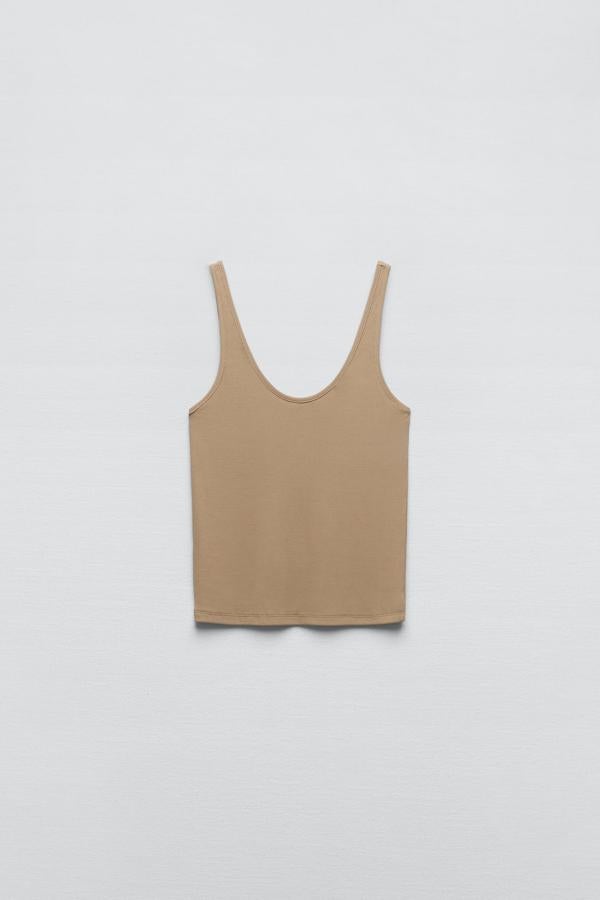 Camisa básica de tirantes que podrás elegir en diferentes colores: marrón claro, blanco y negro. Es de Zara. Precio: 12,95 €.