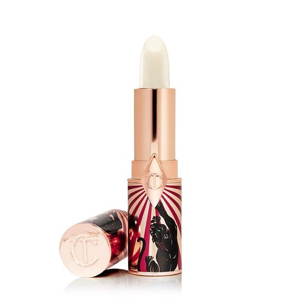Labial hidratante transparente que consiguen unos labios perfectos mediante una barrera invisible que actúa contra factores agresivos. Es de Charlotte Tilbury. Precio: 36 €.