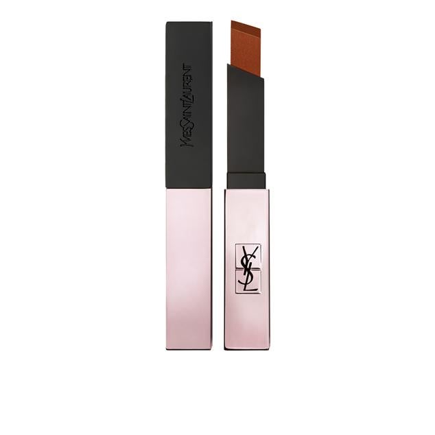 Ilumina tus labios con este labial que consigue un acabado mate gracias a la nueva fórmula enriquecida con perlas que reflejan la luz y extractos de flores de malva. Es de Yves Saint Laurent. Precio: 38,99 €.