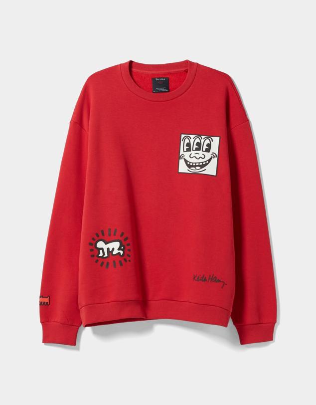 Sudadera de cuello redondo con print de Keith Haring. Un básico atemporal que podrás llevar desde ya y lucir con vaqueros. Es de Bershka. Precio: 29,99 €.