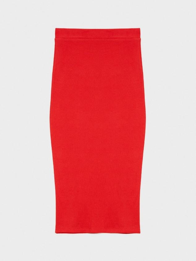 Falda midi con abertura lateral. Un diseño sencillo y esencial para el día a día. Combínala con botas cowboy o tops tipo corsé. Es de Inside. Precio: 11,99 €.