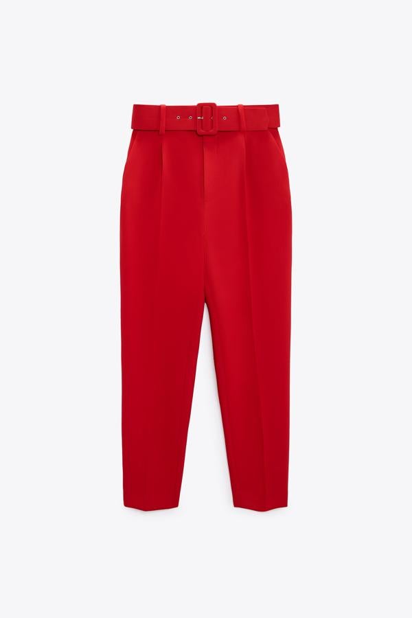 Pantalón de tiro alto con cinturón forrado incluido para looks perfectos de oficina. Podrás combinarlos con tacones joyas o sneakers blancas. Será un must en tu armario. Es de Zara. Precio: 29,95 €.