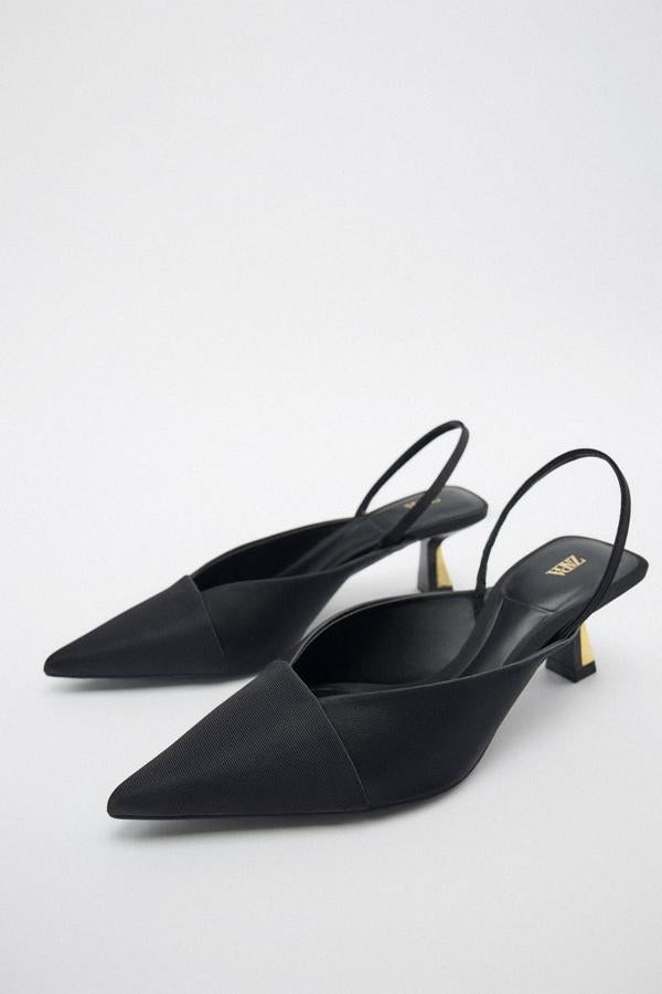 El clásico zapato de salón negro llega con aires renovados gracias a un tacón asimétrico metalizado. Zapatos destalonados de Zara (35,99 euros). 
