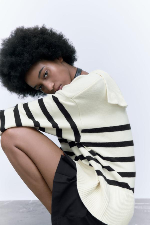 El básico entre los básicos se reinventa por obra y gracia de un jersey tipo polo. Jersey de rayas de Zara (29,99 euros). 