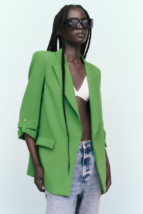 Los blazers también se pueden llevar con tus vaqueros favoritos. Americana en color verde de Zara (39,99 euros). 