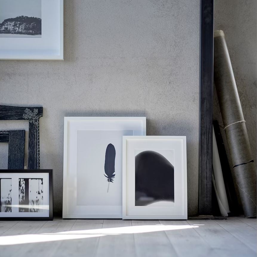 Una casa no se convierte en un hogar hasta que no tiene detalles personales que hablen de nosotros y nuestra historia. Y para ello, las fotos y los cuadros son indispensables. Estos sencillos marcos blancos de IKEA cuestan 9 euros. Cómpralo aquí