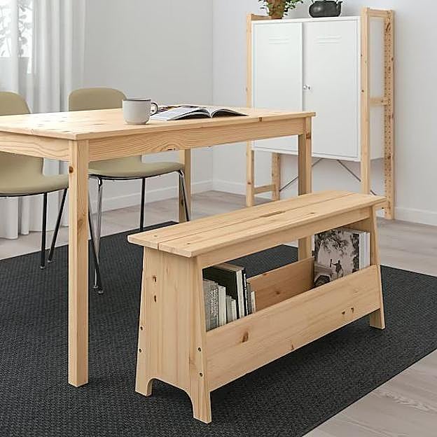 Los bancos de madera son muy práticos y versátiles para colocar en un sinfínd e rincones.