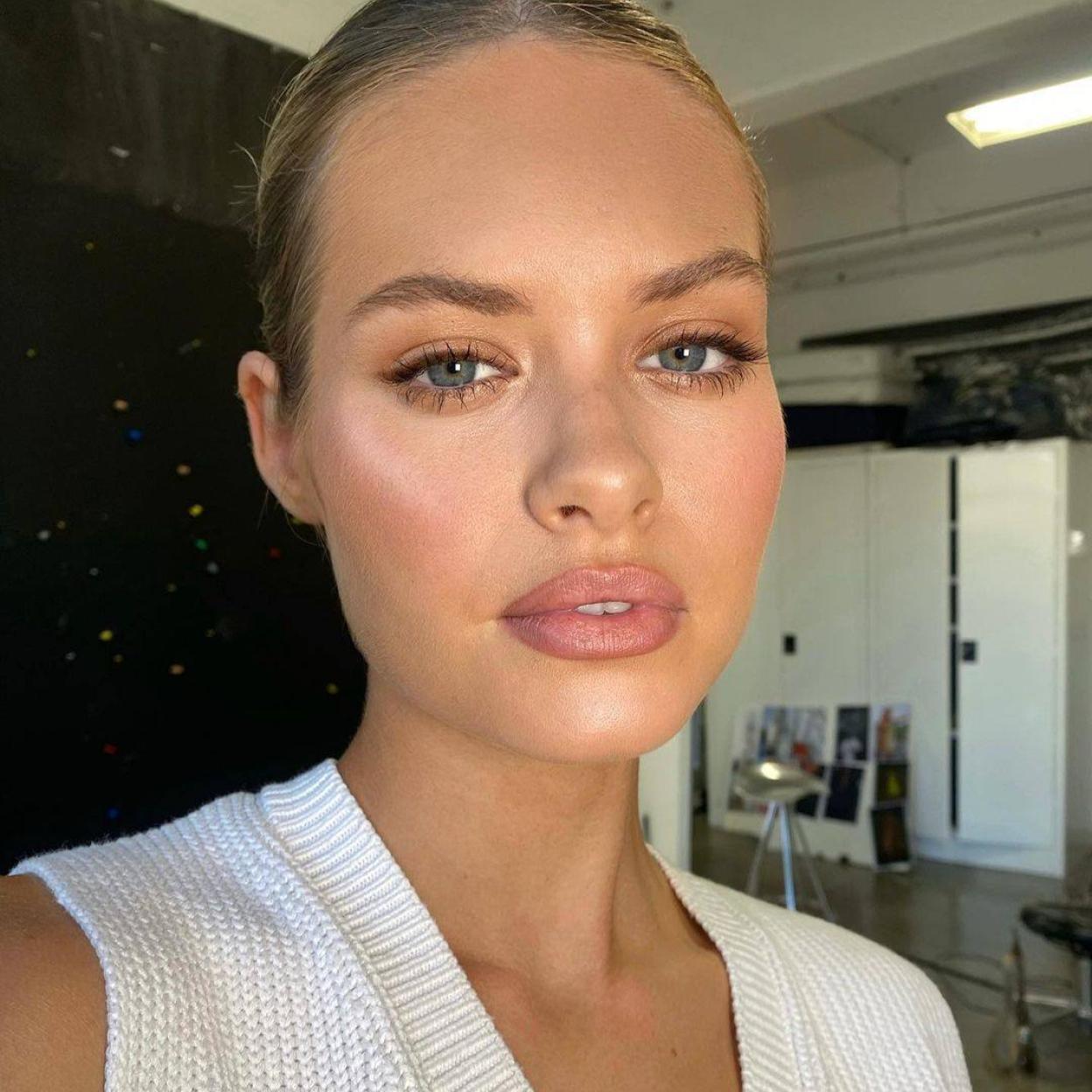 Modelo con un maquillaje sutil, fresco y natural