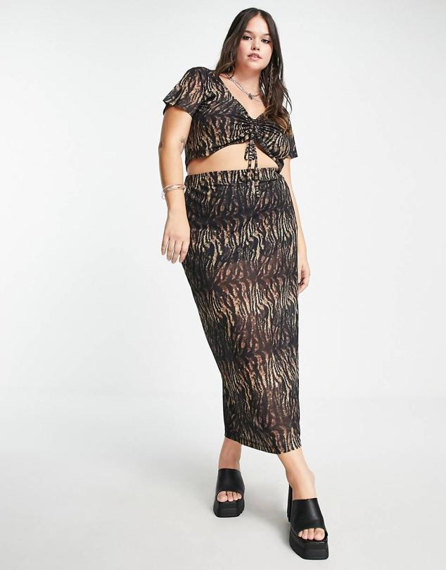 Falda midi de talle alto con animal print brillante para tus looks más atrevidos. Es de ASOS. Precio: 19,99 €.
