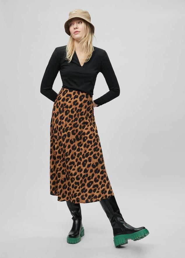Un diseño clásico de la falda midi con animal print. Podrás combinarla con tus prendas más formales, con tacones o para salidas nocturnas con amigas. Es de Lola Casademunt. Precio: 89,95 €.