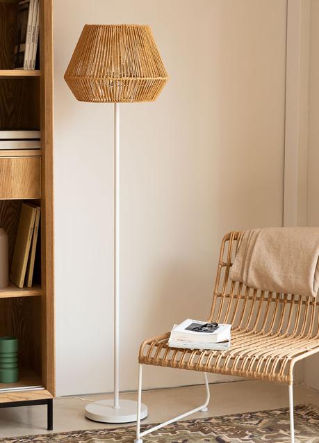 Imagen - Las lámparas de pie son perfectas para iluminar el rincónd de lectura.