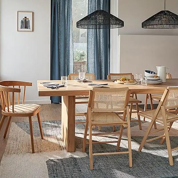 Las lámparas de techo son muy resolutivas para iluminar el comedor.