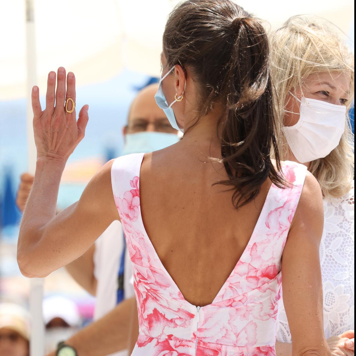 La reina Letizia de espaldas. 