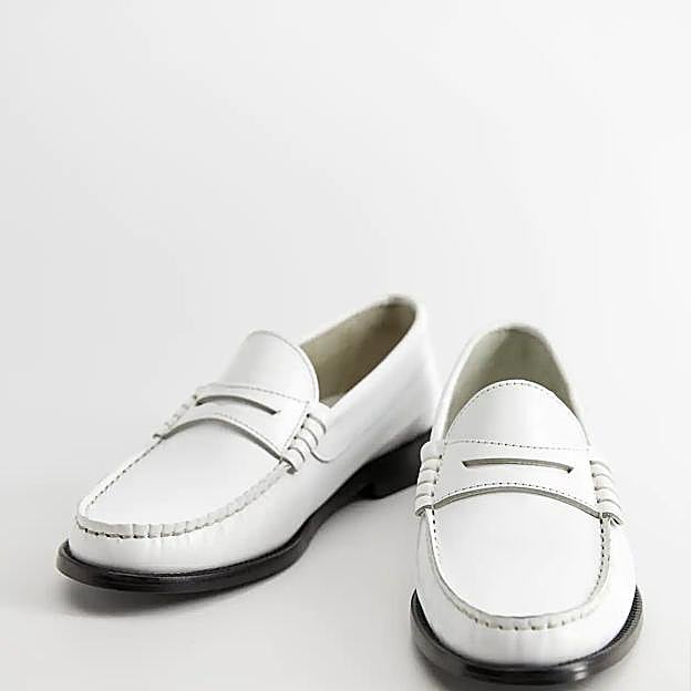 Mocasines de color blanco de Mango Outlet.