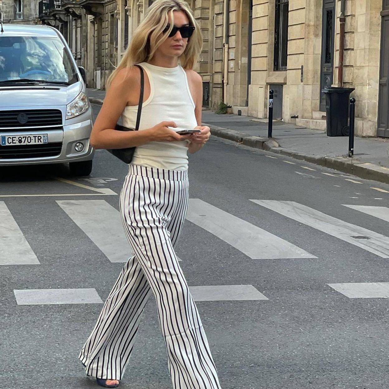 Las francesas adoran los pantalones de rayas porque consiguen un look chic para diario sin esfuerzo