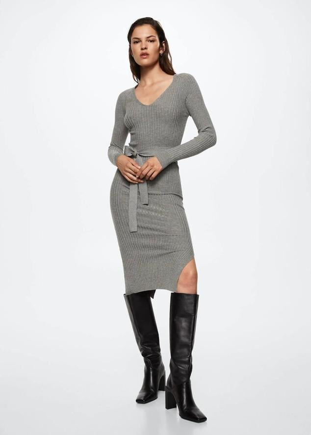 Vestido midi de punto acanalado con silueta ajustada, manga larga, escote de pico, abertura en el cajo y cinturón de lazada a juego, color gris, de Mango. Su coste es de 29,99 euros.