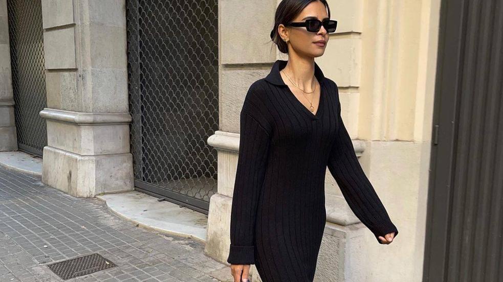 Influencer con vestido de punto midi camisero básico y elegante