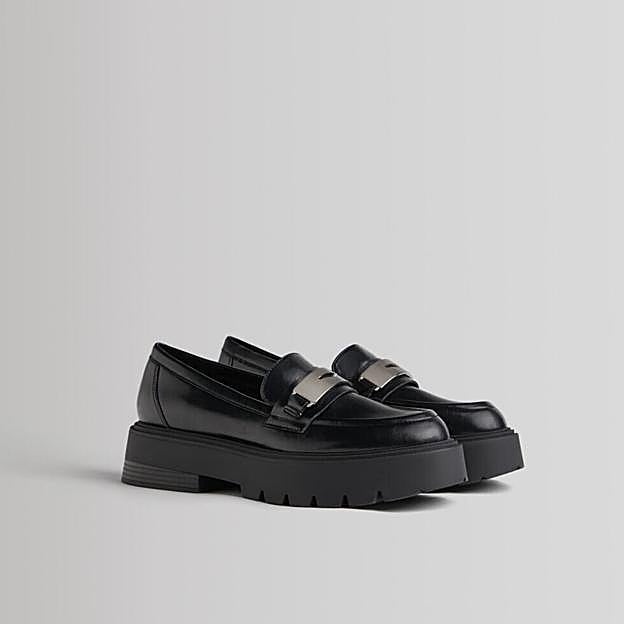 Mocasín metalizado con plataforma de Bershka, 35,99€.