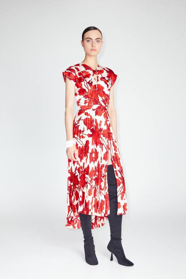 Este modelo de corte midi y cuello caja cuenta con un estampado de flores en color rojo.