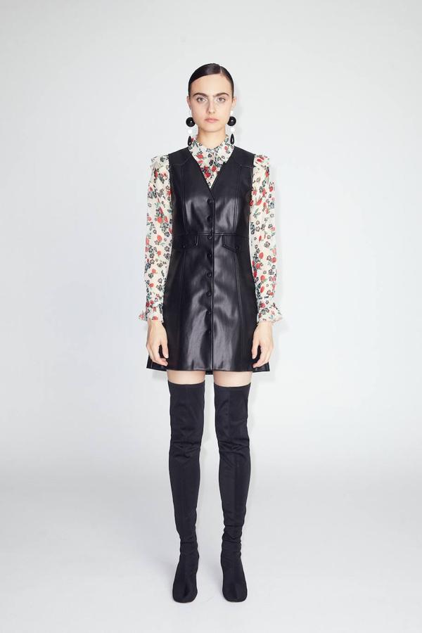 Seguimos con un vestido corto de efecto piel que tiene la manga sisa y el cuello de pico.