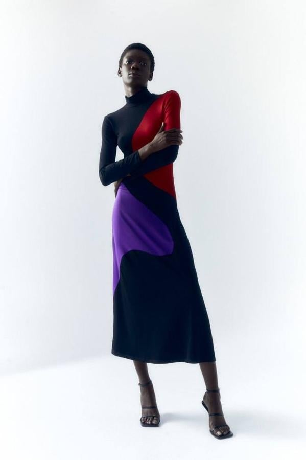 Si buscas un look original, tienes que ver este vestido largo formado por bloques de varios colores.