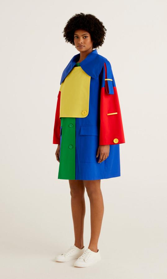 Gabardina de algodón mixto elástico color block en colores primarios. Maxicuello original con vuelta que se puede cerrar con botón, botonadura frontal y amplios bolsillos con solapa. Capa con botones en la parte delantera, manga holgada y evasé con presillas y unas originales correas regulables con botón. Precio: 400 euros en Benetton. Cómpralo aquí