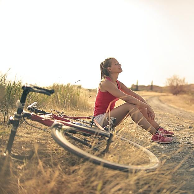 Mujer descansando después de andar en bicicleta. 