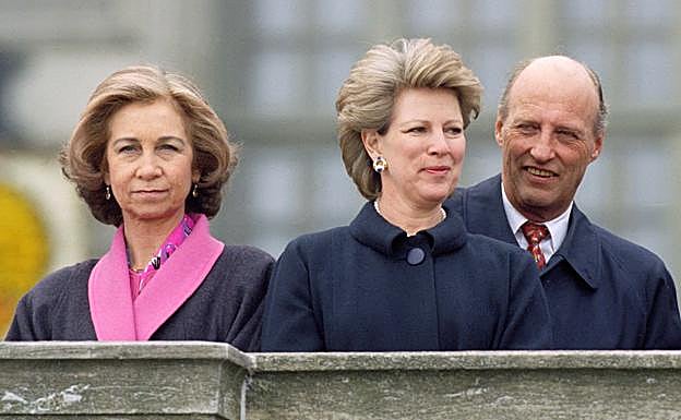 La reina Sofñia con su cuñada, Ana Maria de Grecia, y su hermano, el rey Constantino. 