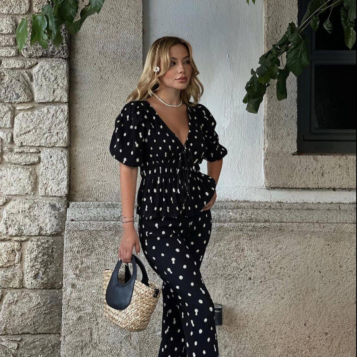 Influencer con conjunto estampado de Mango