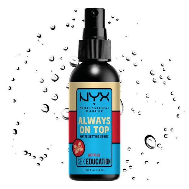 El Sex Education Spray Fijador de Maquillaje de NYX Profesional Makeup está inspirado en la serie que le da nombre.  Cómpralo aquí