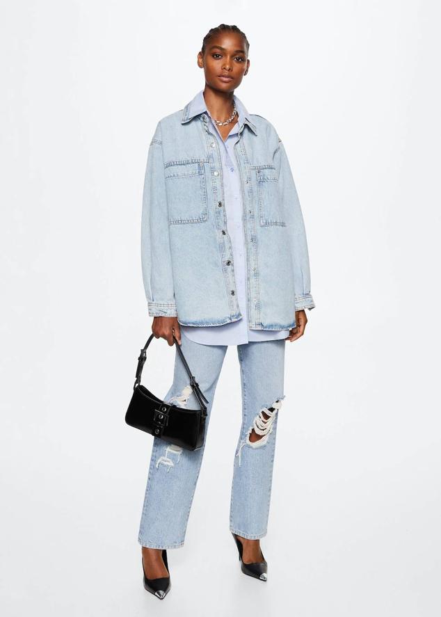 Sobrecamisa vaquera oversize en tejido 100% algodón con cuello solapa, manga larga, bolsillos delanteros y cuello solapa, en azul claro, de Mango. Cuesta 29,99 euros.