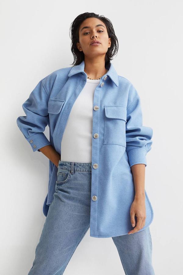 Sobrecamisa oversize en tejido afieltrado con silueta relajada, manga larga, cuello solapa, cierre de botones y bolsillos, color azul claro jaspeado, de H&M. Está disponible por 29,99 euros.