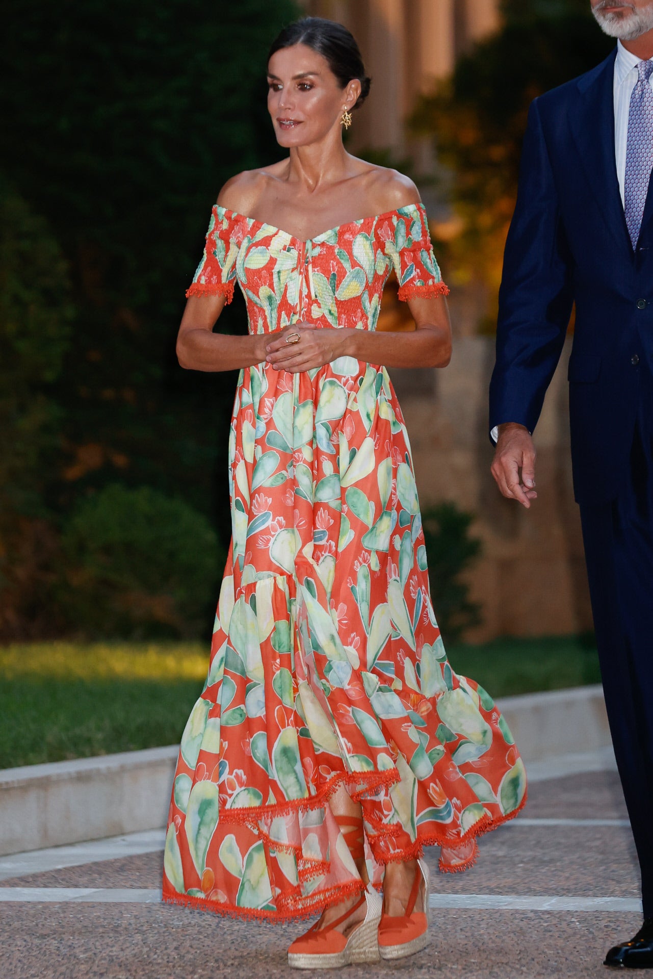 La reina ha hecho de las alpargatas de cuña el calzado 'royal' del verano, y lo usa incluso en citas oficiales de noche, como vimos en la recepción a las autoridades baleares en Marivent. Doña Letizia sorprendió con uno de sus mejores estilismos estivales, con un imponente vestido off the shoulders de Charo Ruiz y espardeñas naranjas de Calzados Picón.