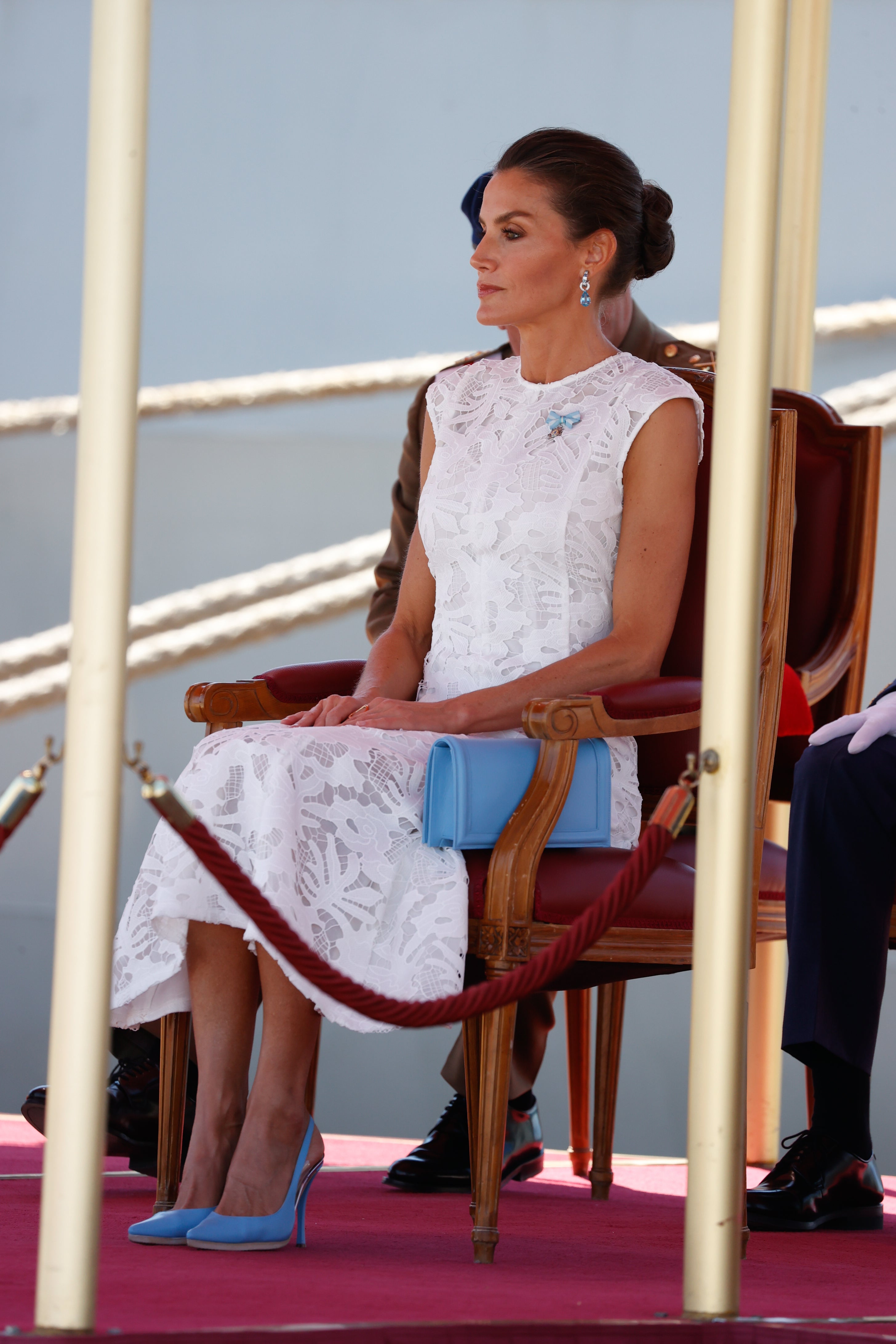 Y, por supuesto, no podíamos cerrar este repaso a los zapatos de la reina sin fijarnos en su truco estrella y baratísimo para que sus tacones sean mucho más cómodos: añadir una media suela a modo de plataforma.