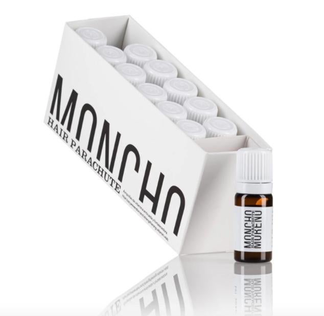 Hair Parachute es un tratamiento de 12 ampollas ideal para los cabellos grasos, ya que eliminan el exceso de grasa. Además, ayudan a evitar la caída del cabello gracias a su fórmula con loción trifásica y aportan volumen al cabello desde la raíz para un lucir una melena con vida. (12 ampollas, 80 euros).