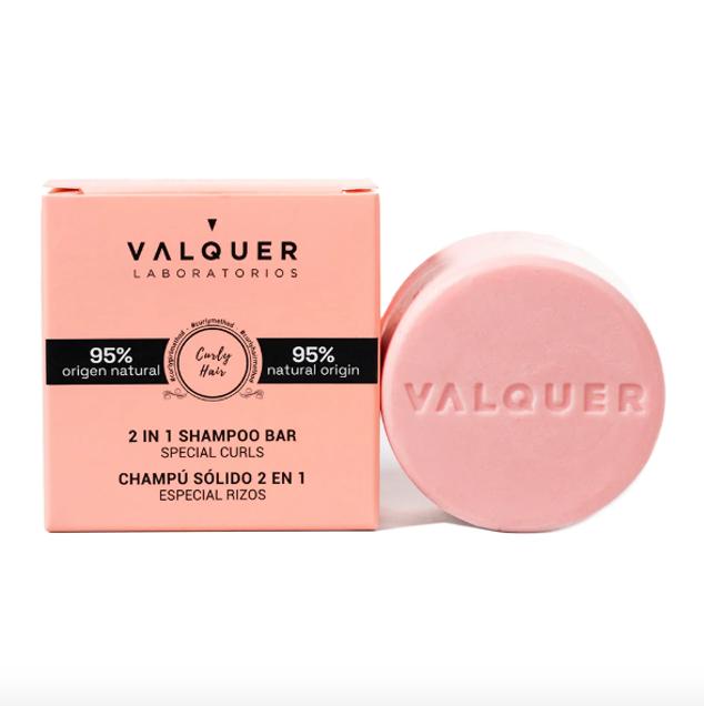 Las seguidoras del método curly encuentran en este champú su alternativa de producto en formato sólido. El especial Método Curly 2 en 1 combina champú y acondicionador, nutriendo el cabello en profundidad y aportándole suavidad. Además, controla el encrespamiento. (8,40 euros)