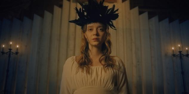 Después de acoger a una misteriosa joven que escapó de una secta, la vida de Suzanne Mathis, doctora en psiquiatría en un hospital, cambia por completo cuando su presencia amenaza con destruir su propia vida. Emily Deschanel, conocida por su trabajo en Bones, es la protagonista principal de esta miniserie de 8 capítulos que combina drama, suspense y misterio. 