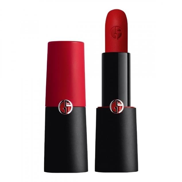 En tono rojo, el 400 de la gama Rouge d’Armani Matte ofrece un tono intenso con acabado mate, gracias a sus pigmentos con los que solo necesitarás una sola pasada. Su fórmula, con gel difusor de luz, permite que el acabado sea suave y evita que se seque con el paso de las horas. Su carcasa es elegante con una combinación de rojo y negro. (35,50 euros)