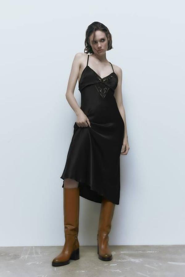 Otra buena opción son estas botas de caña alta y color marrón que hemos encontrado en Zara.