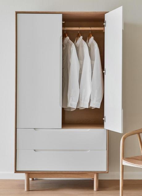 Imagen - Las camisas siempre deben ir colgadas y con espacio entre unas y otras.