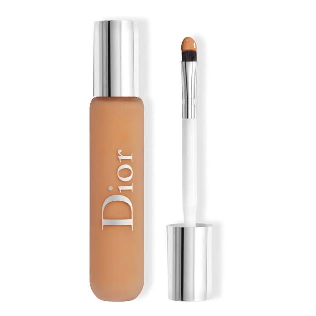 El Flash Perfector Concealer de Dior Backstage es un corrector de alta cobertura y acabado luminoso.