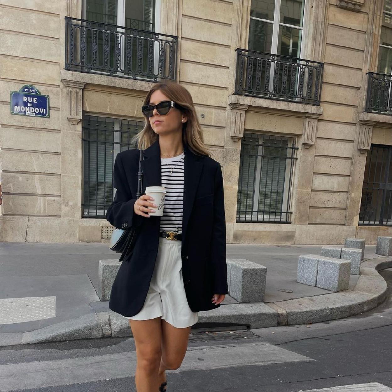 Vestida con un short blanco, un jersey de rayas y una americana azul marino. El look de entretiempo perfecto.