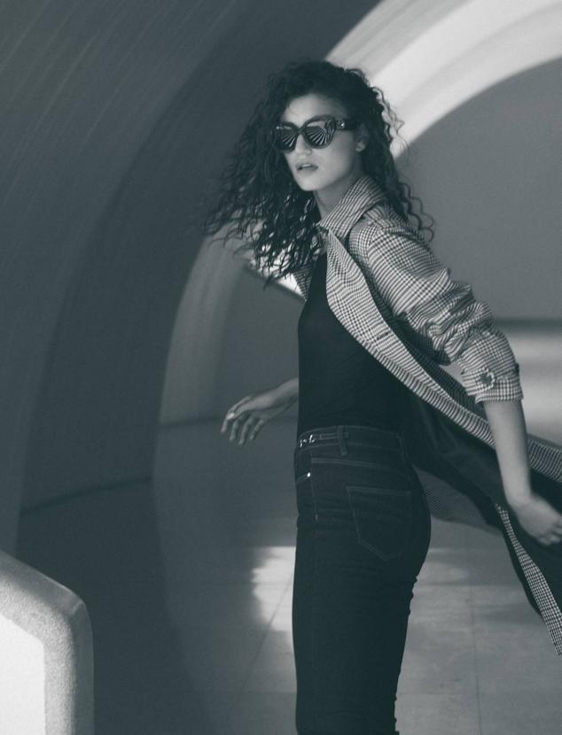 Trench y jeans de Tintoretto en El Corte Inglés. La camiseta es de Zara y las gafas de sol, de Furla.