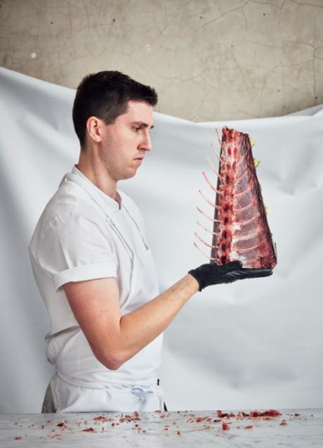 Imagen - Josh Niland con una pieza de su alimento favorito. / PLANETA GASTRO