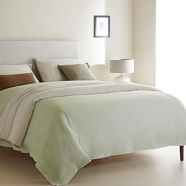 Una funda nórdica en verde pastel para un dormitorio muy alegre.