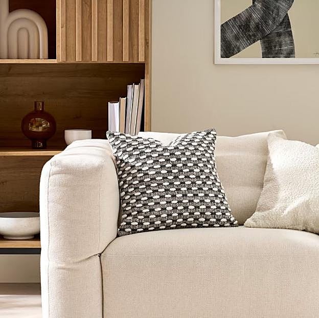 El cojín estampado en blanco y negro ideal para un salón elegante.